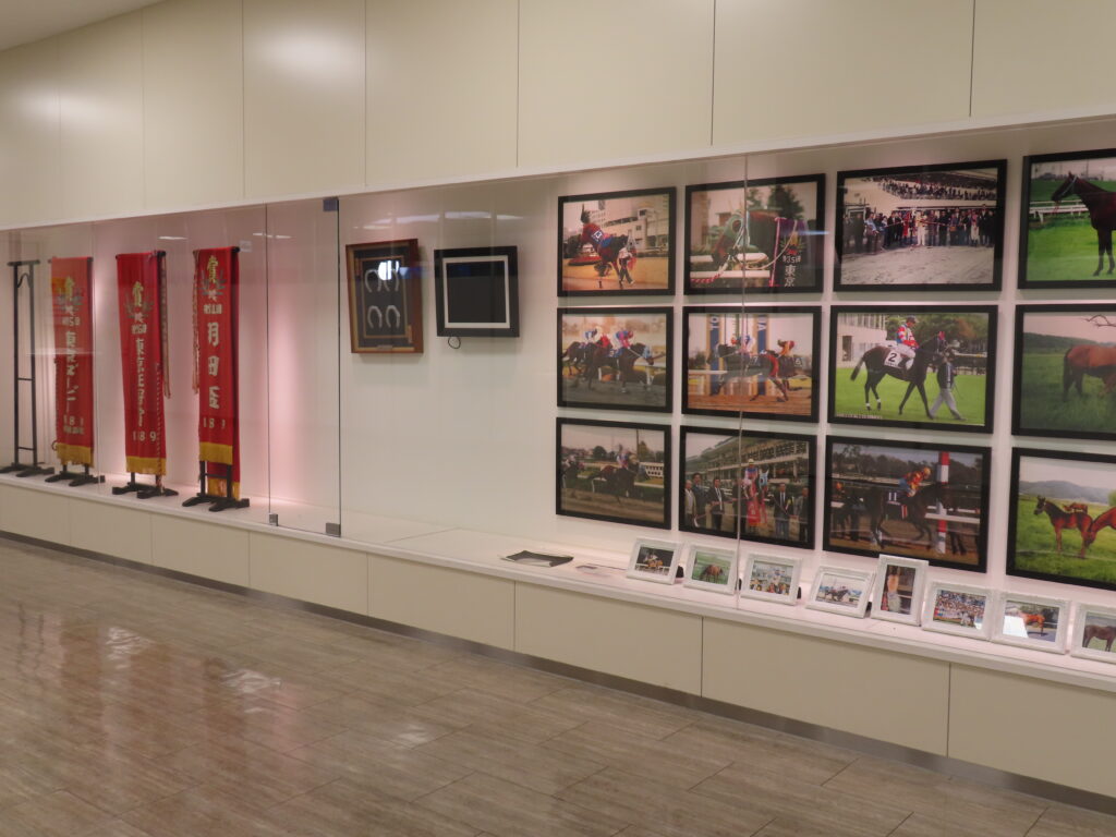 川崎競馬場2階の展示コーナー