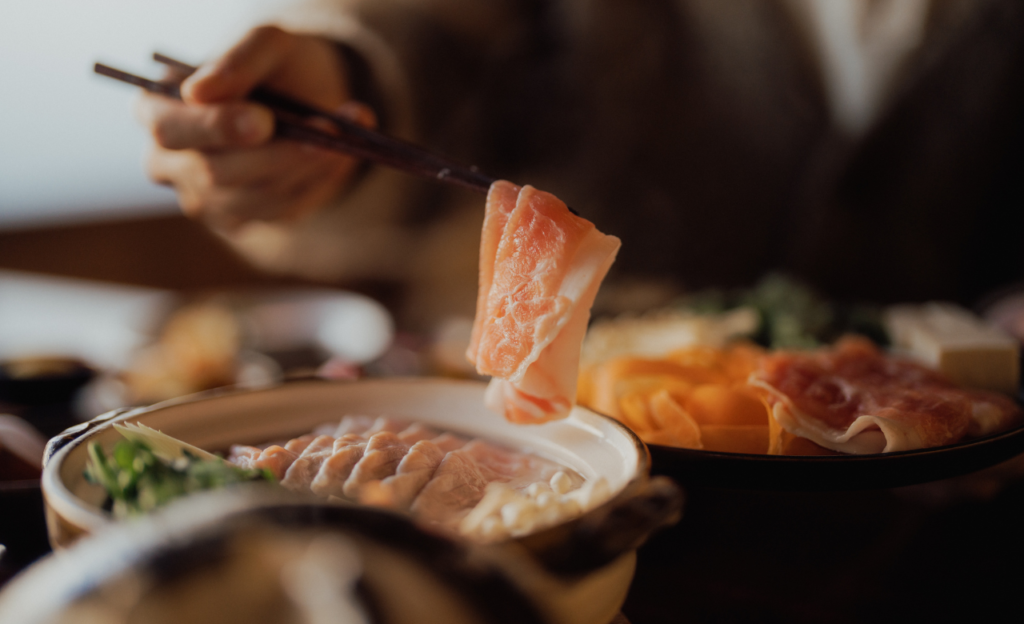 豚しゃぶを作っている