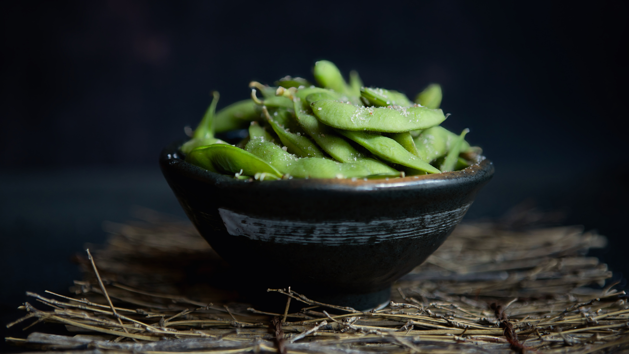 枝豆が黒い皿に盛られている