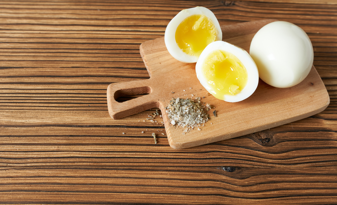 ゆで卵を半分に切ったところ