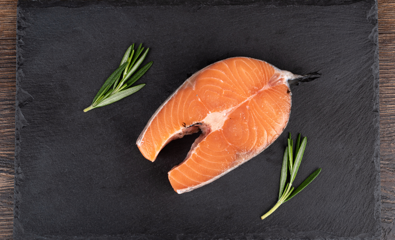 サーモンとローズマリーの葉