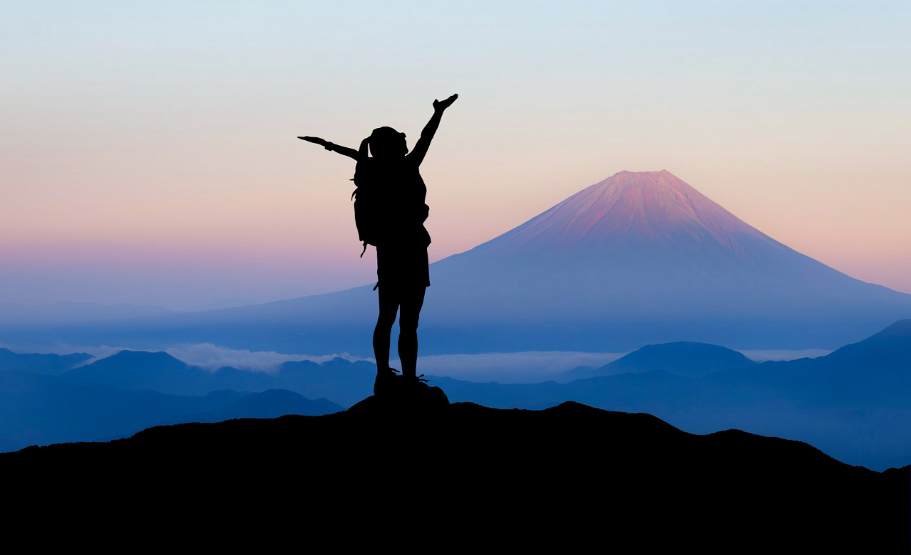 富士山を見ながら万歳してる