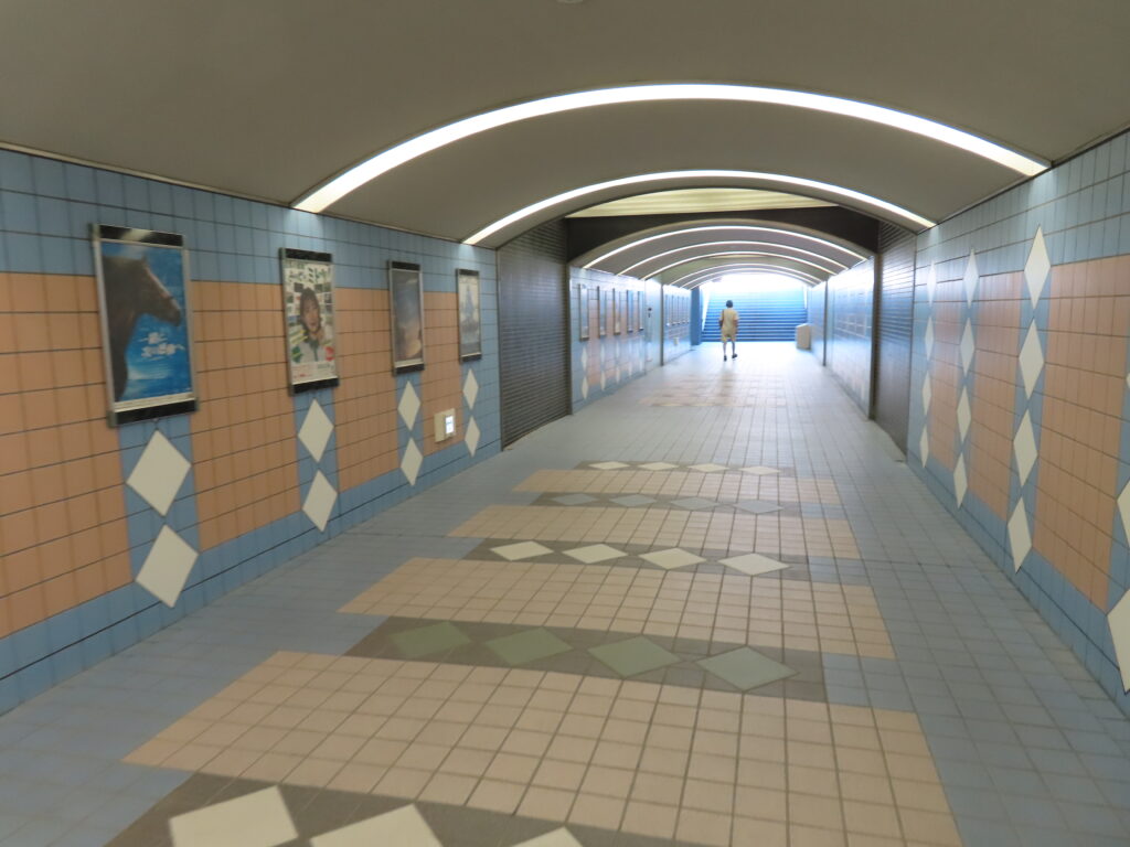 川崎競馬場の地下通路