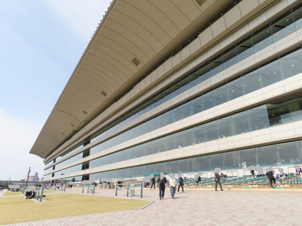 福島競馬場の指定席を本馬場から見る
